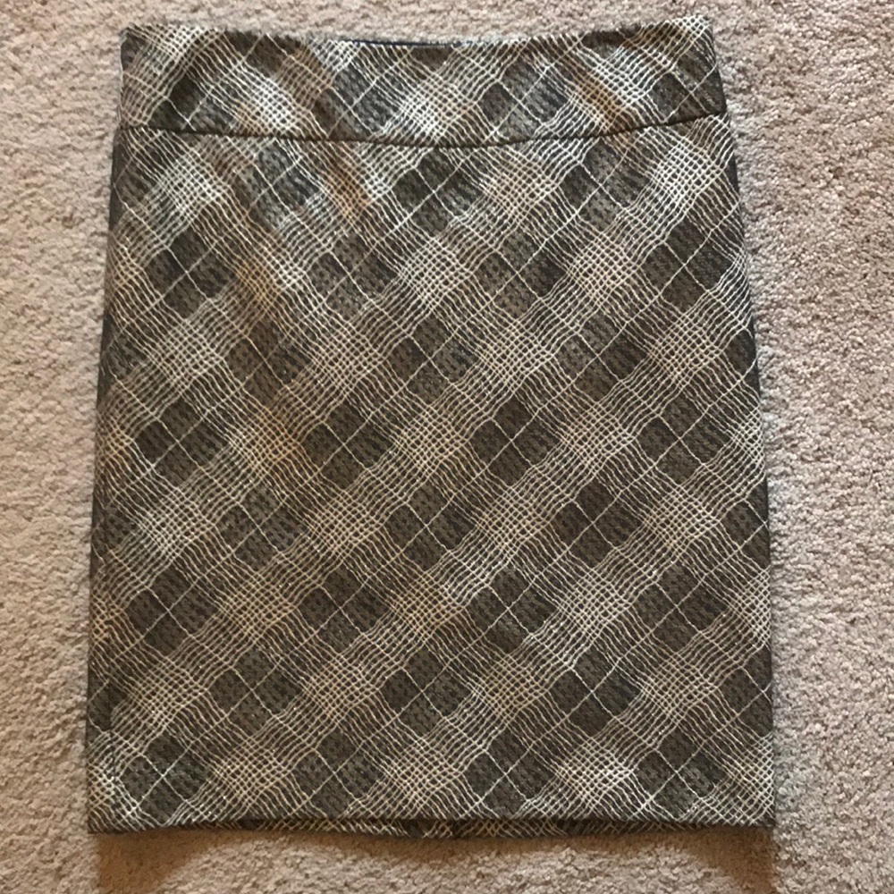 Patterned shimmery tan/black pencil skirt